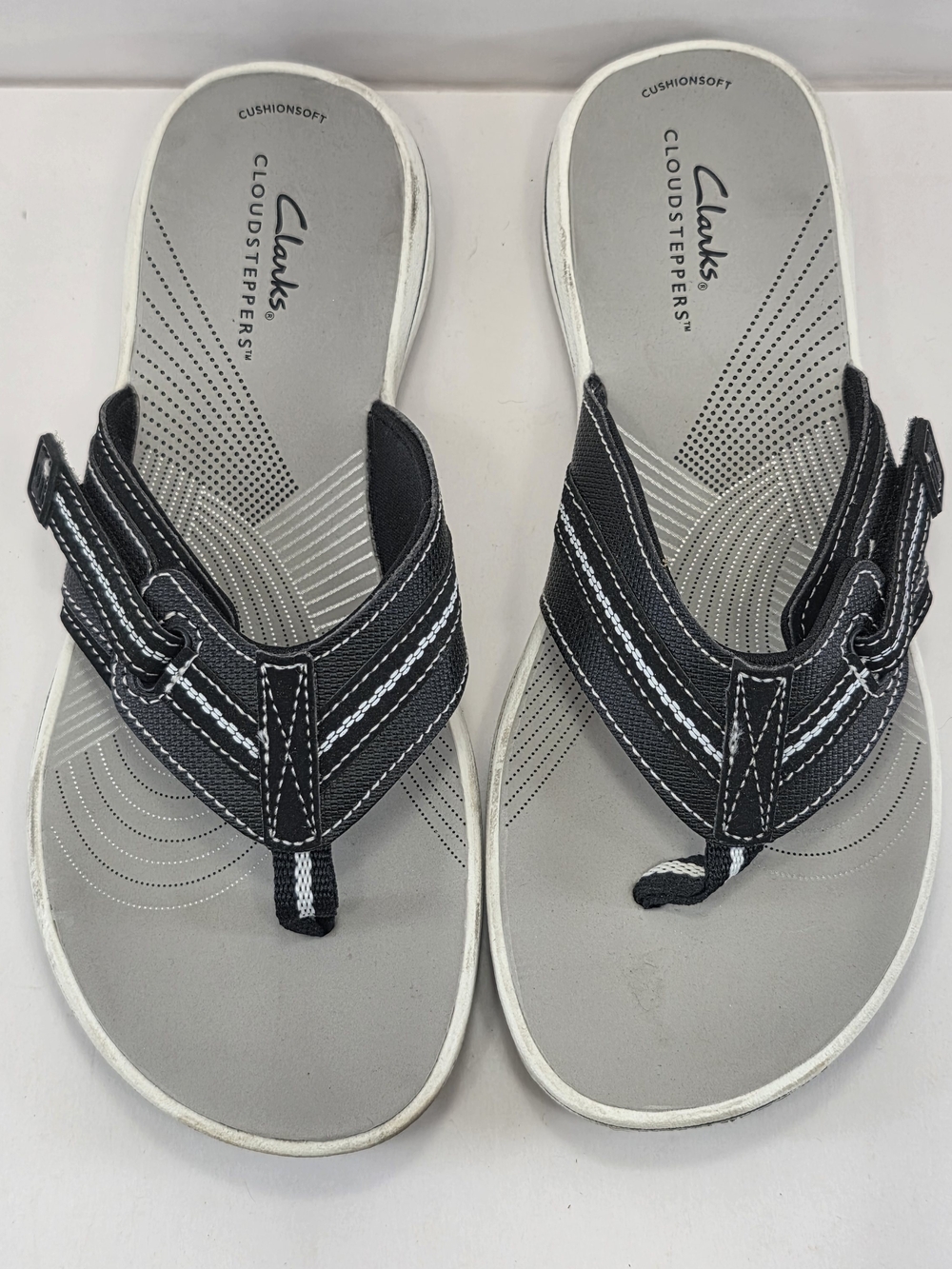 Clarks Cloudsteppers Women’s 7 Black Thong Sandals Cushion Soft Comfort - Picture 2 of 9